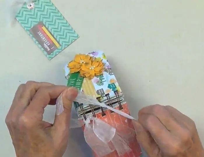 brag book ideas tutorial: DIY ideas for mini book scrapbooking